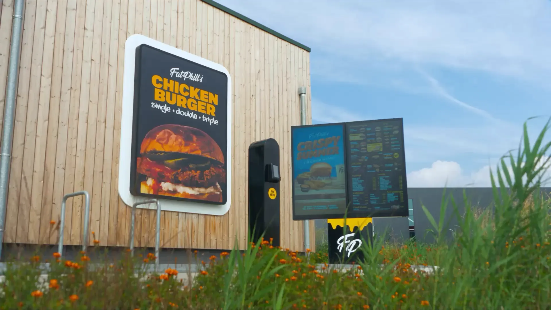 Drive-Thru Onesix chez Fat Phill's : interphone avec terminal de paiement et écrans menu au point de commande