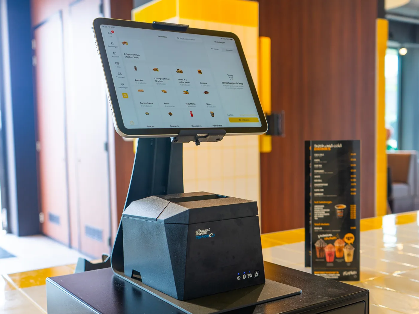 Caisse Onesix avec imprimante de tickets et tiroir-caisse au comptoir chez Fat Phill's