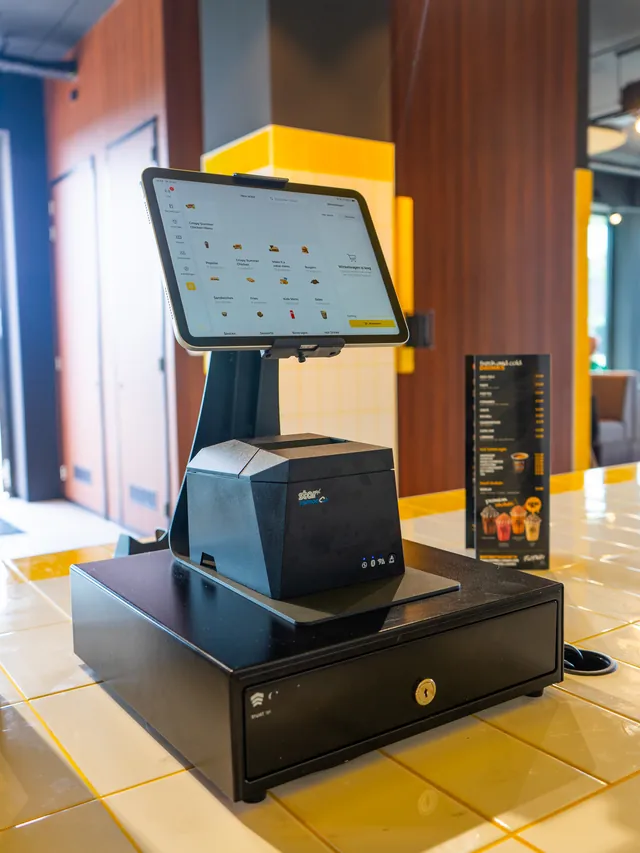 Caisse Onesix avec imprimante de tickets et tiroir-caisse au comptoir chez Fat Phill's