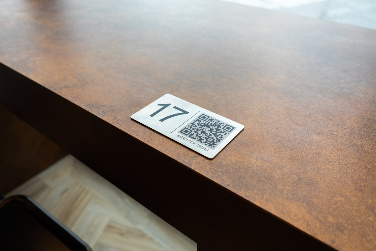 QR code sur un marqueur de table pour commander via l'Online Kiosk, sans télécharger d'application