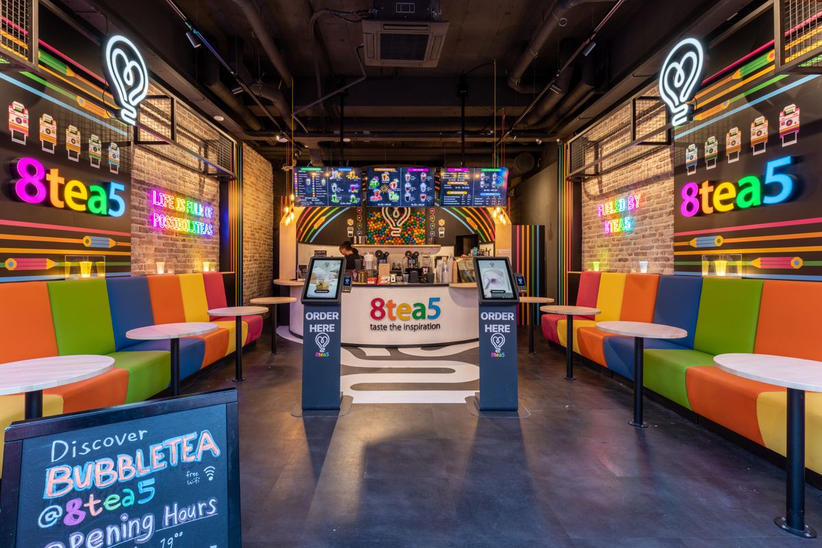 Deux Kiosks Onesix avec 'Order here' devant le comptoir du bar à bubble tea 8Tea5 à Rotterdam