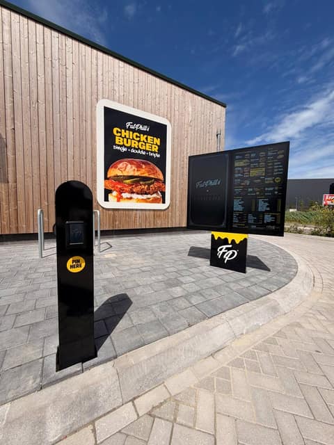 Drive-Thru Onesix chez Fat Phill's : interphone avec terminal de paiement au point de commande