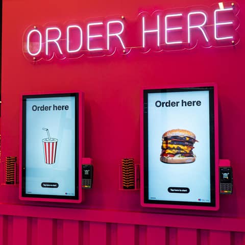 Deux bornes de commande Onesix Kiosk Premium Wall côte à côte