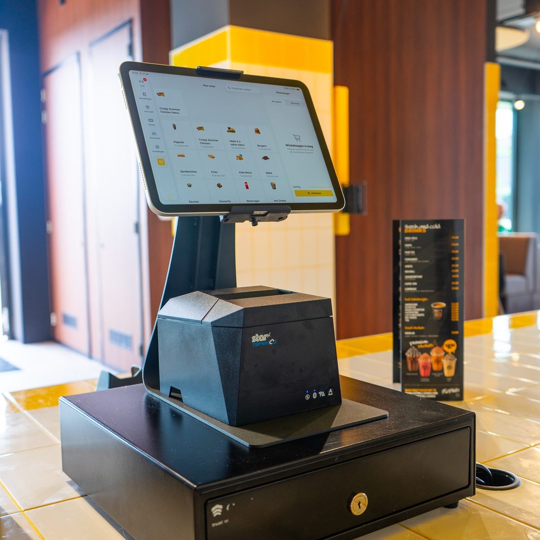 Caisse Onesix avec imprimante de tickets et tiroir-caisse chez Fat Phill’s