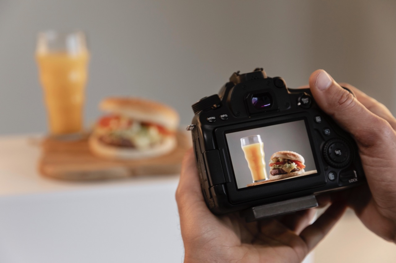 Shooting photo d'un hamburger avec une boisson.